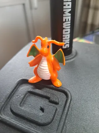Figura Pokemon Naranja y Verde