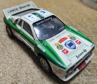 Coche 1/32 Scalextric - Lancia Rally Seven-Up