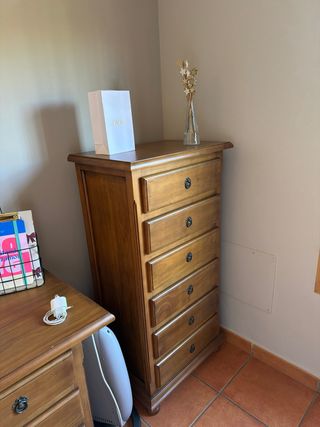 Escritorio y cajonera de madera