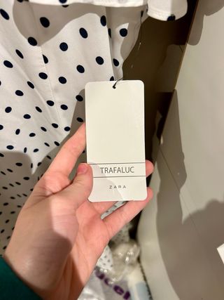 Vestido de lunares blanco y negro