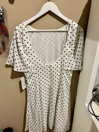 Vestido de lunares blanco y negro