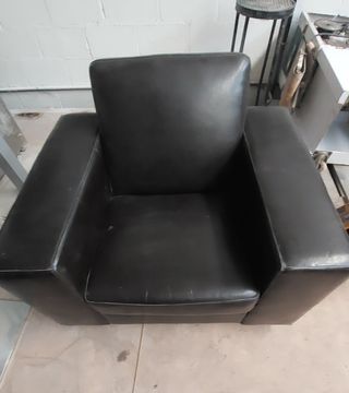 SILLON DE PIEL MARRON.