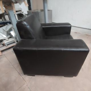 SILLON DE PIEL MARRON.