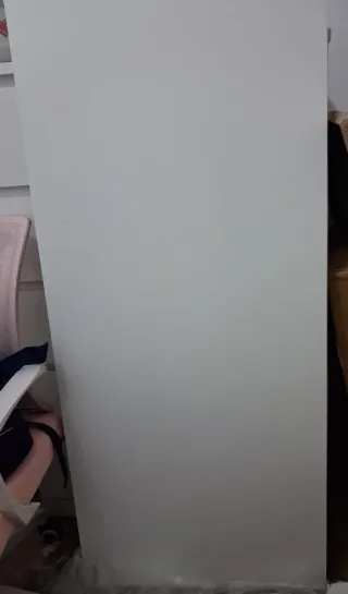 Escritorio blanco con cajonera