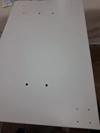Escritorio blanco con cajonera