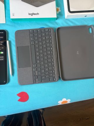 iPad A16 con funda teclado y protector