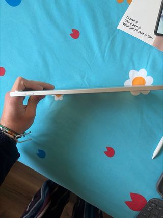 iPad A16 con funda teclado y protector