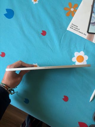 iPad A16 con funda teclado y protector