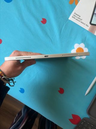 iPad A16 con funda teclado y protector