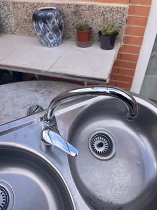 Fregadero doble con grifo