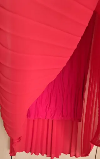 Vestido rojo plisado fiesta