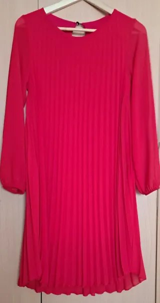 Vestido rojo plisado fiesta