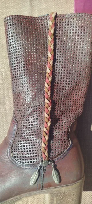 Botas camperas marrones con detalles