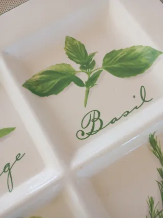 Bandeja de porcelana con hierbas