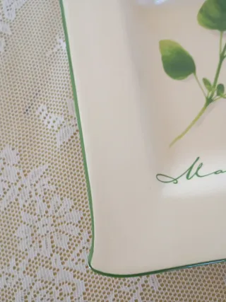 Bandeja de porcelana con hierbas