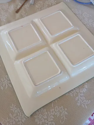 Bandeja de porcelana con hierbas