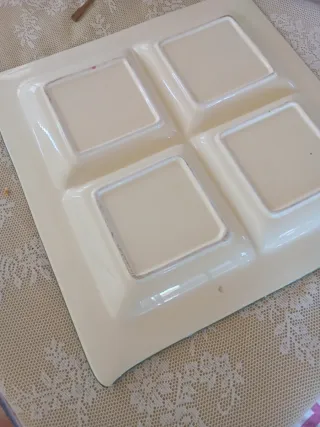 Bandeja de porcelana con hierbas