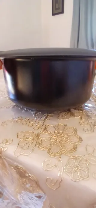 Cazuela metálica negra y gris para microondas