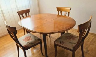 MESA y 4 SILLAS DE COMEDOR de MADERA extensible