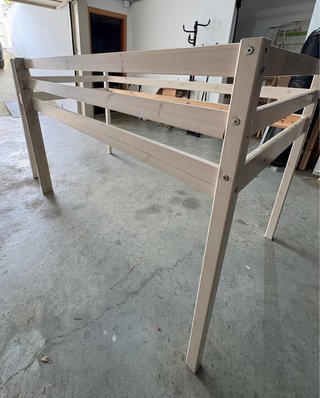 Cama alta infantil con dosel rosa