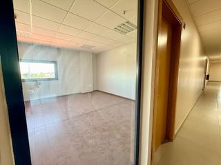 Oficina en alquiler en Salteras