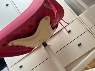 Silla de escritorio rosa con cojín