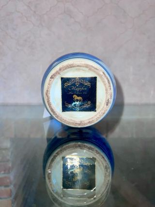 Jarrón de cerámica azul y blanco