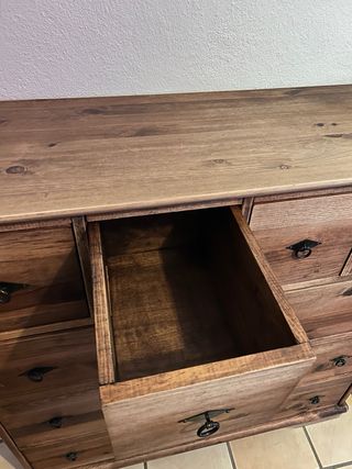 Cómoda rústica de madera con cajoneras