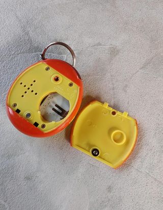Tamagotchi Connection V2 Yellow Cross 2004 Bandai