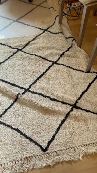 Alfombra beige y negra