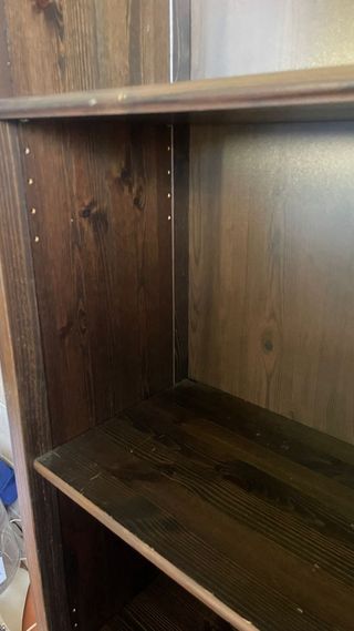 Estantería de madera marrón