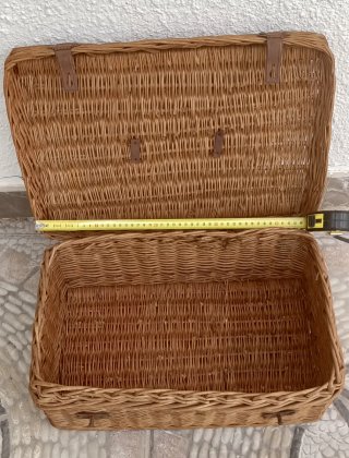 Diferentes Cestos de mimbre, etc. Colgador madera