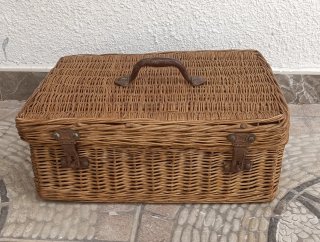 Diferentes Cestos de mimbre, etc. Colgador madera