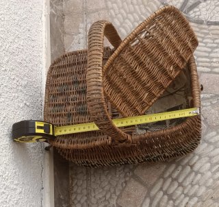 Diferentes Cestos de mimbre, etc. Colgador madera