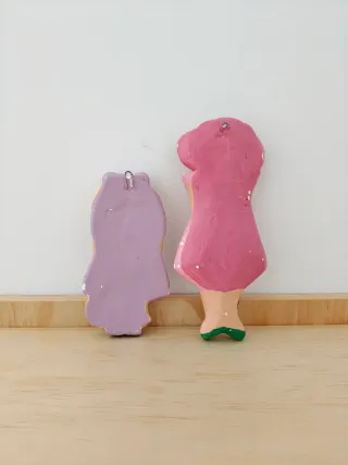 2 Estatuetas Decorativas | Bonecas p/ Pendurar