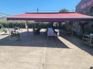 Toldo eléctrico con 2 brazos y motor 36m2 abierto