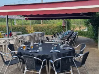 Toldo eléctrico con 2 brazos y motor 36m2 abierto