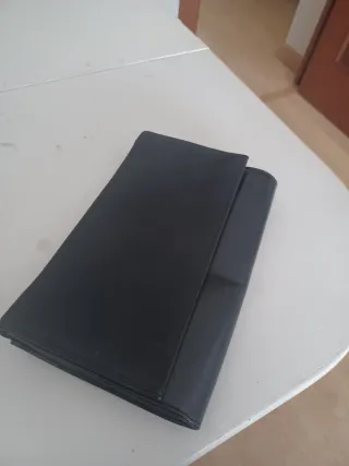 Cartera de fiesta azul oscuro con cadena