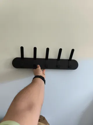 Perchero de pared metálico negro