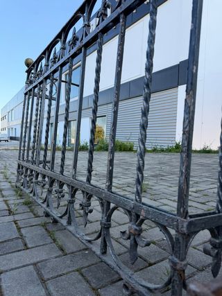 Balconera hecha a fragua con adornos de bronce