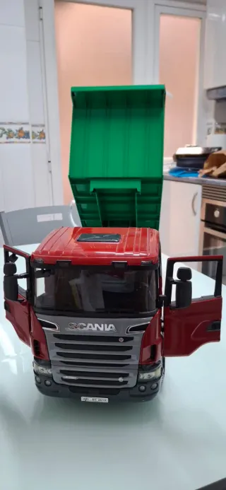 Camión Volquete Bruder Rojo y Verde