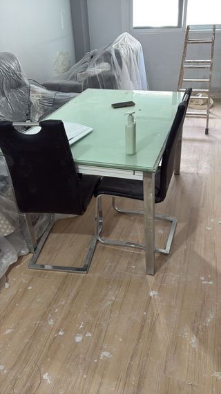 Mesa de cristal y sillas negras