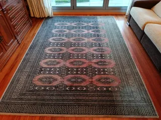 Alfombra de lana azul, roja y marrón