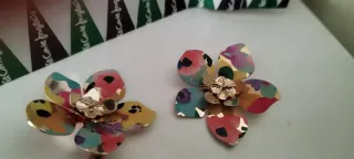 Pendientes floridos dorados y multicolor