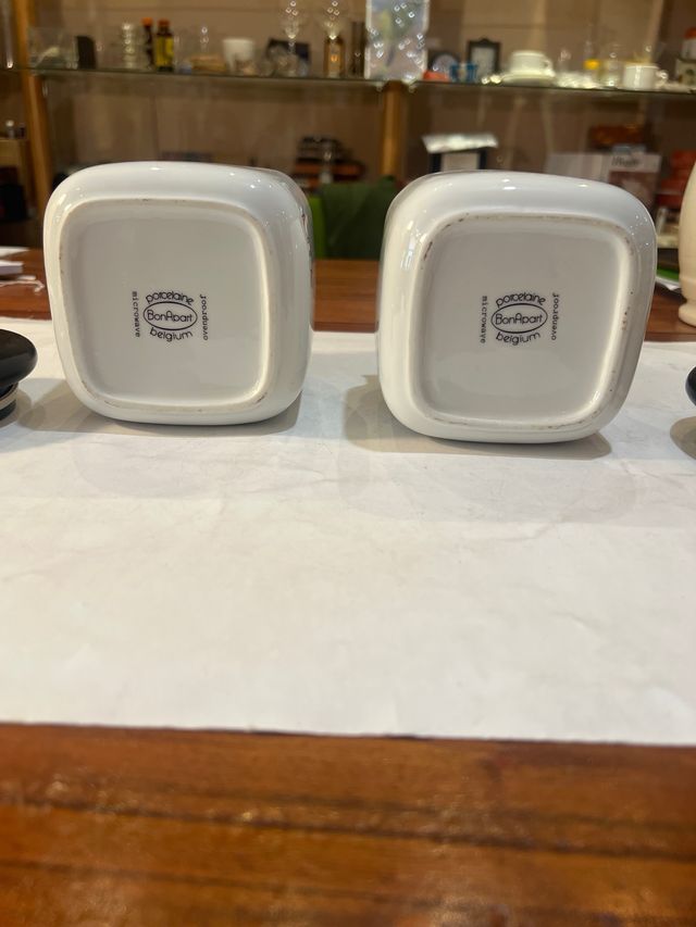 Pareja botes porcelana cocina