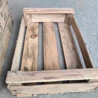 Cajas de madera antiguas, de distintas alturas