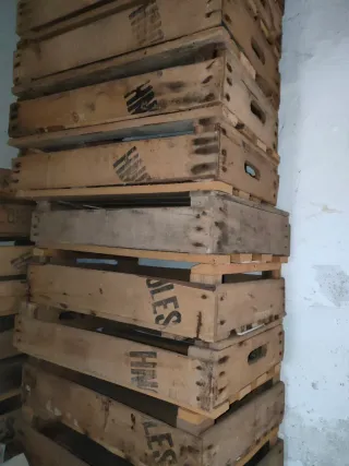 Cajas de madera antiguas, de distintas alturas