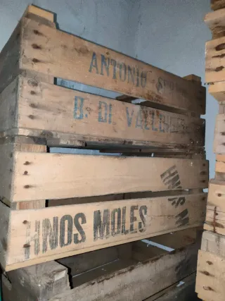 Cajas de madera antiguas, de distintas alturas