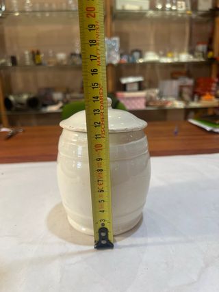Bote de loza antiguo para cocina