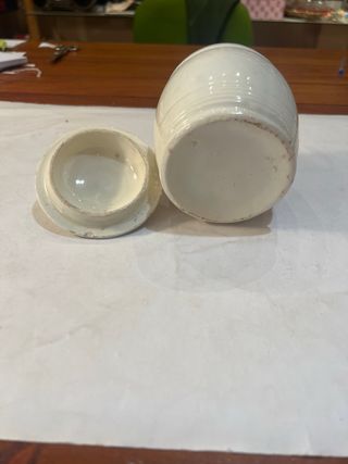 Bote de loza antiguo para cocina